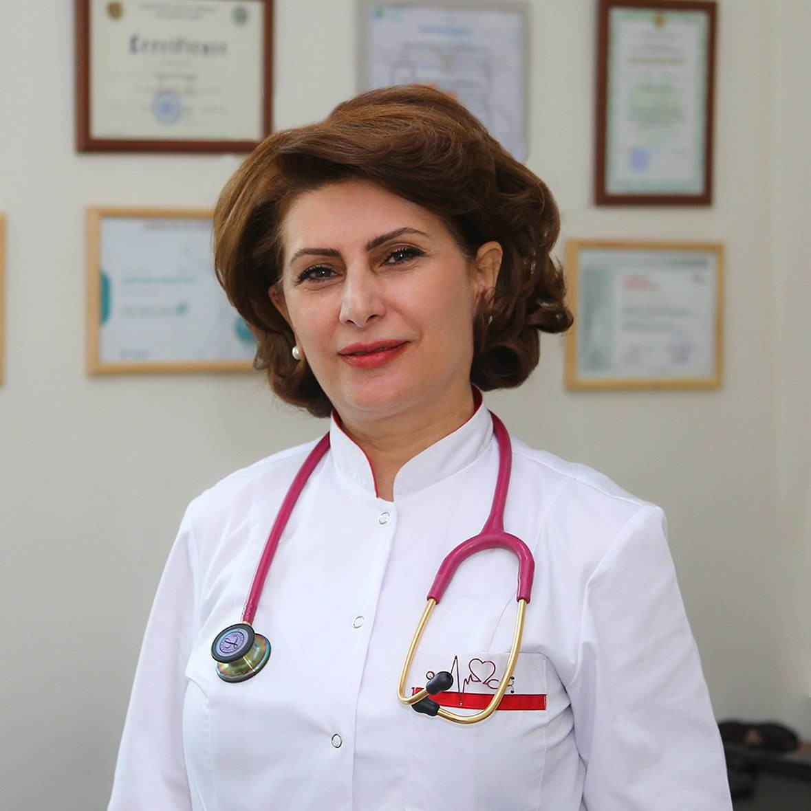 Այն հիվանդները, որոնք ունենում են  անորոշ գանգատներ և  ուղղորդված չեն նեղ մասնագետի մոտ, «Արամյանց» բժշկական կենտրոնում նրանց առաջնային զննումն իրականացնում է թերապևտը: